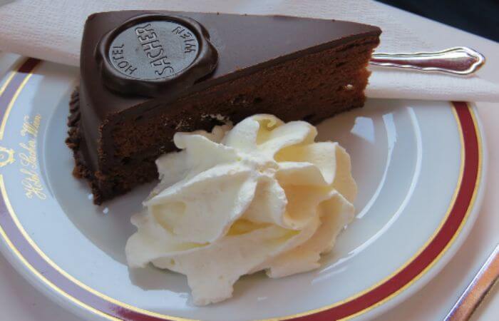 Eine Sachertorte mit etwas Schlagobers