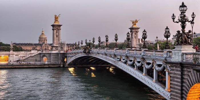 Bild von einer Brücke die sich über den Fluß Seine spannt