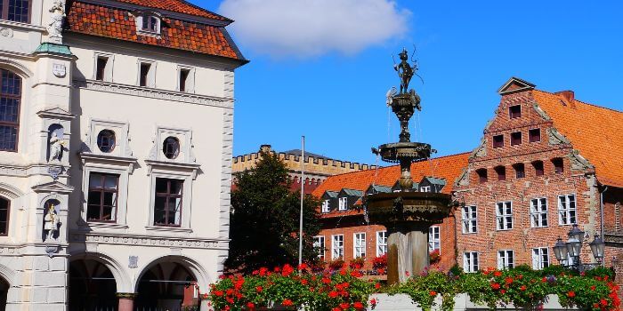 Bild vom Lüneburger Marktplatz mit einem Springbrunnen