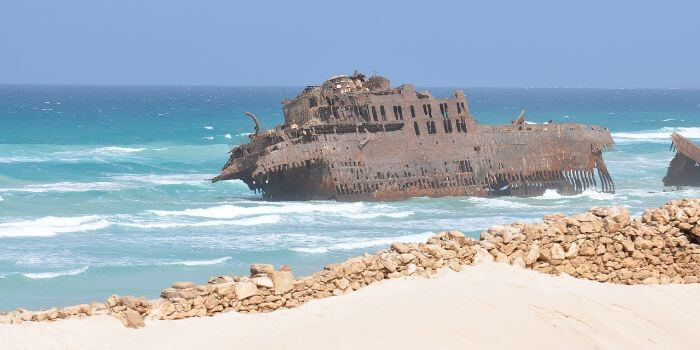 Bild von einem Schiffswrack das vor der Küste auf der Insel Boa Vista liegt