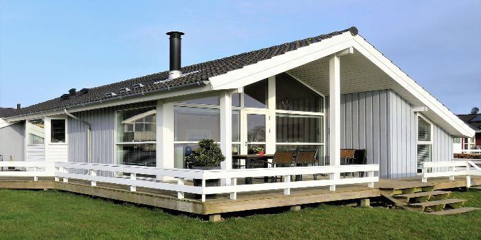 Ein weiß gestrichenes Holz Ferienhaus in Dänemark