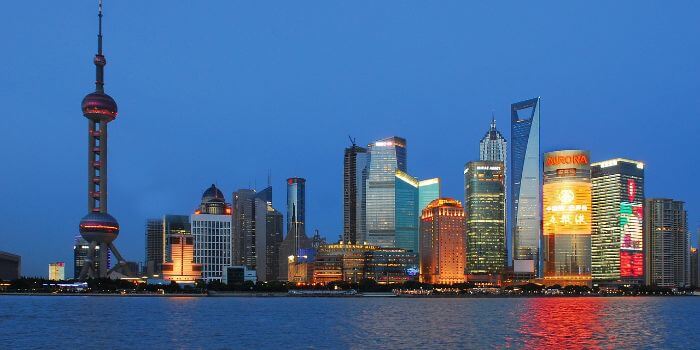 Die Skyline the Bund in der Abenddämmerung