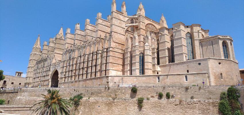 Das Bild zeigt die Kathedrale La Seu in Plama