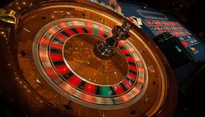 Das Bild zeigt einen Roulette Tisch.