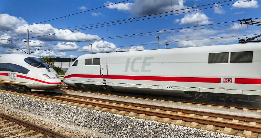 Zwei ICE Züge der Deutschen Bahn queren sich.