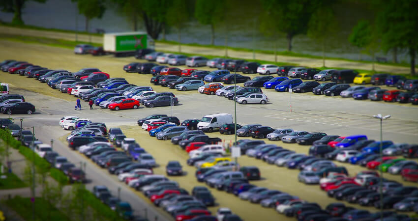 Viele Autos stehen auf einem großem Parkplatz.