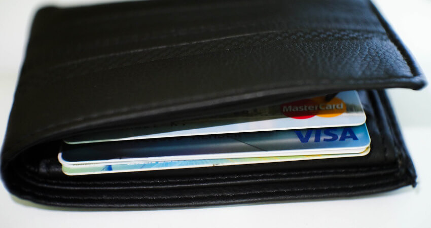 Eine Geldbörse wo eine Mastercard und eine Visa zu erkennen ist.
