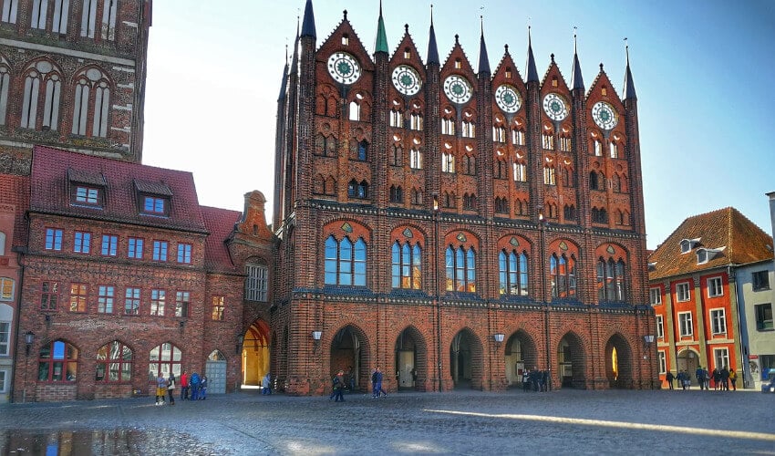 Das Rathaus von Stralsund unter blauem Himmel.
