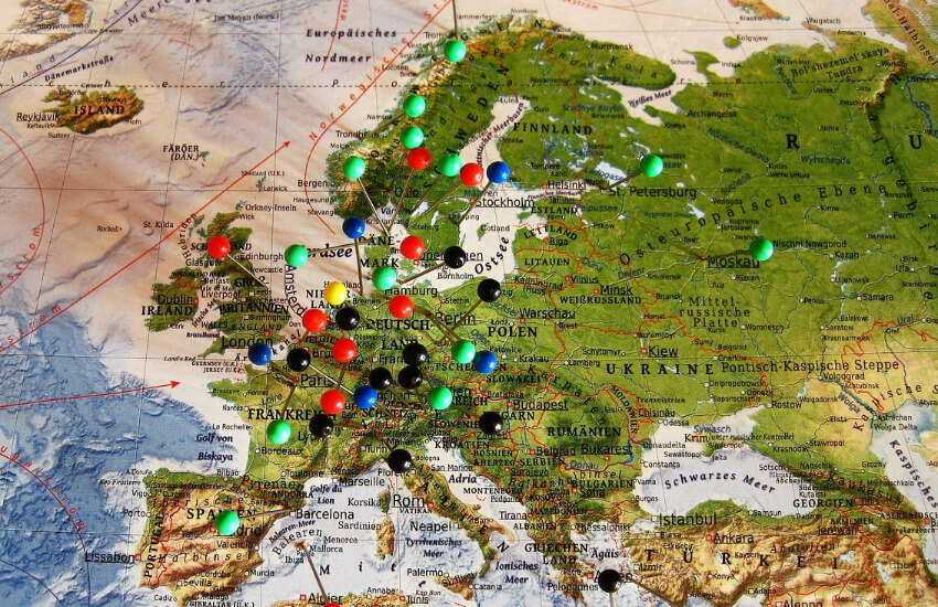 Landkarte von Europa mit Pins für geplante Reiseziele.