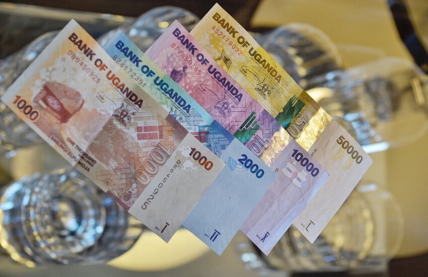 Vier Uganda Schilling Papiergeld. Ein 1000, ein 2000, ein 10.000 und ein 50.000 Uganda Schilling Schein.