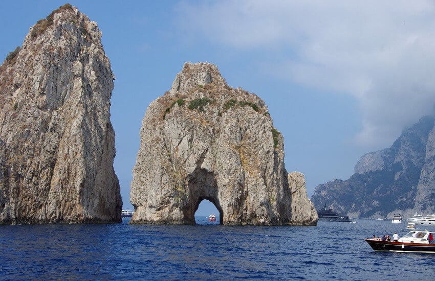 Spitze Felsformationen vor der Küste von Capri.