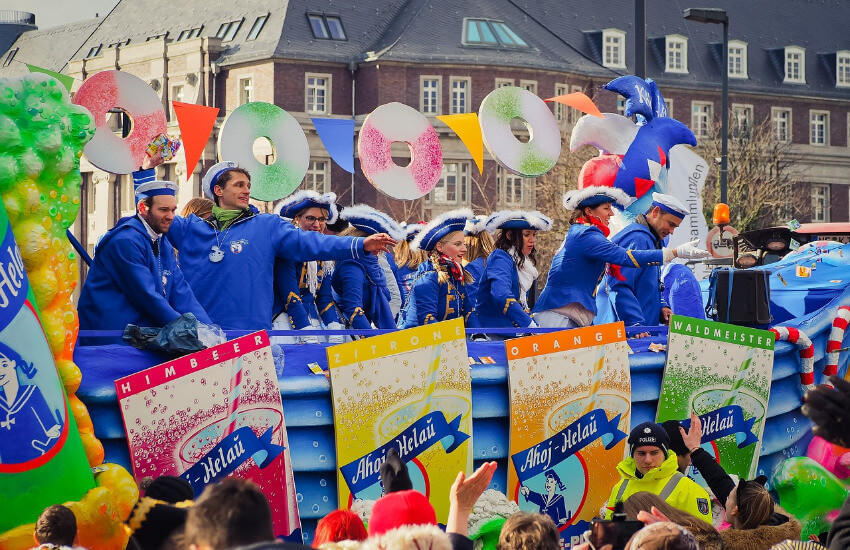 Ein Karneval Wagen mit blau gekleideten Jecken beziehungsweise als Matrose verkleidet.