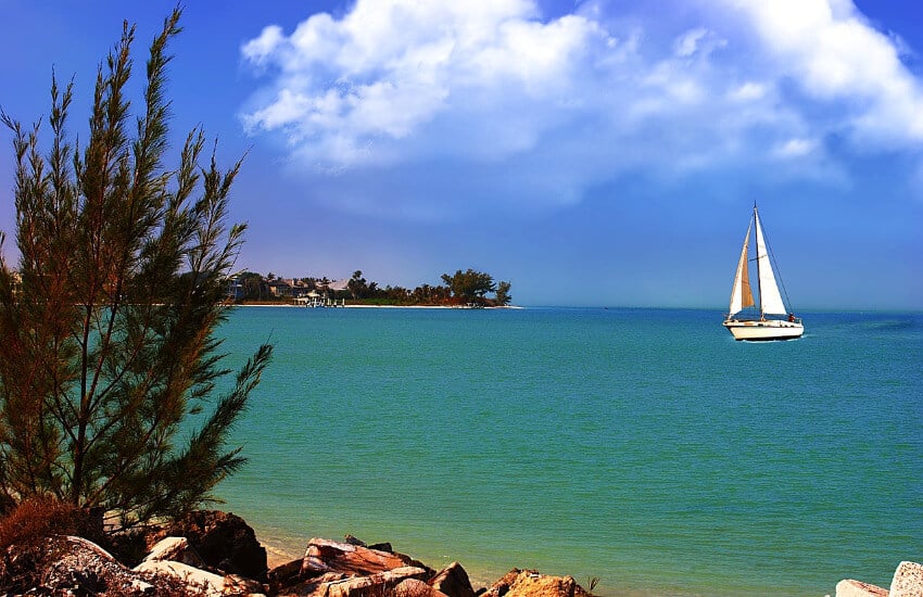 Ein Segelboot auf dem blauen Meer Nahe der Küste.