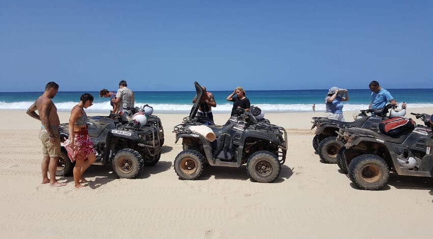 Touristen am Strand während einer Pause einer Quad-Tour.
