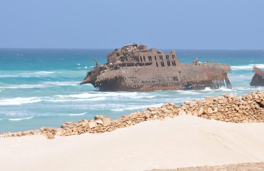 Bild von einem Schiffswrack das vor der Küste auf der Insel Boa Vista liegt