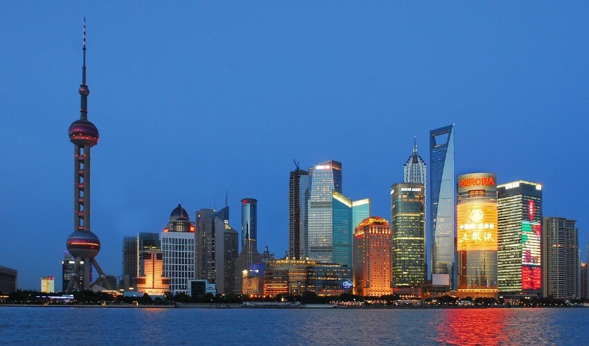 Die Skyline the Bund in der Abenddämmerung.