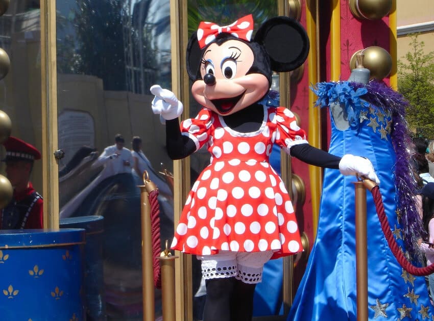 Minnie Maus Die Minnie Maus begrüßt die Besucher des Disneyland Paris am Eingang.