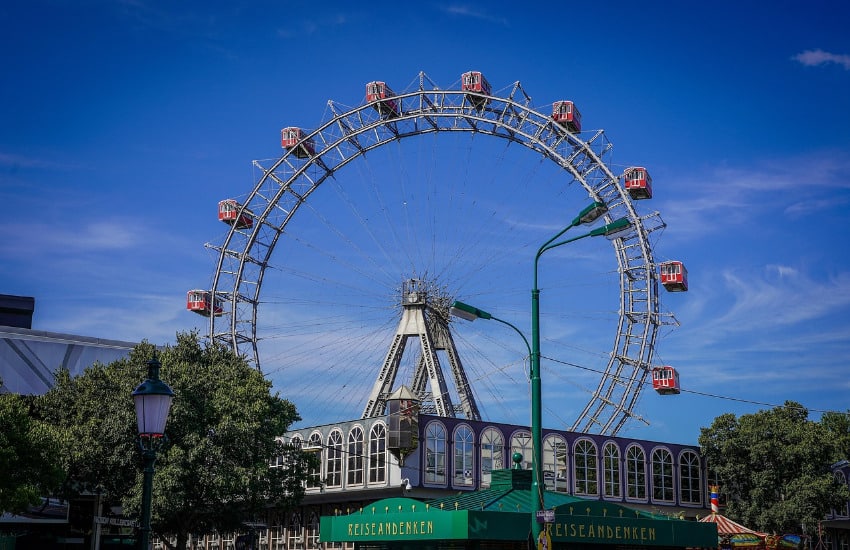 Riesenrad Wien Das Riesenrad im Wiener Prater mit den großen roten Kabinen.